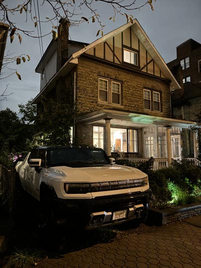 Newly Renovated & Spacious Room Across Park Main Photo