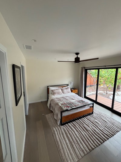 Big bedroom with private bathroom  Main Photo