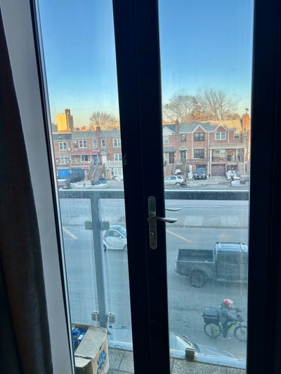 Sunny room in a nice neighborhood  Main Photo