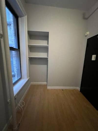 SRO single room with shared bath in hall Hell’s ki Main Photo