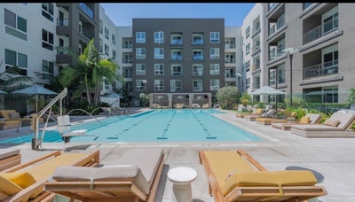 Renting out master B/B in luxury in 2B/2B Main Photo