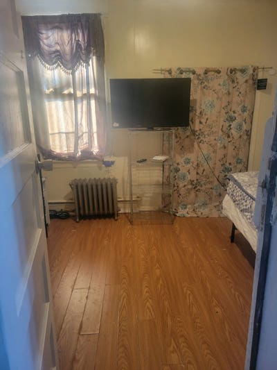 1 window Big Furnished room Main Photo