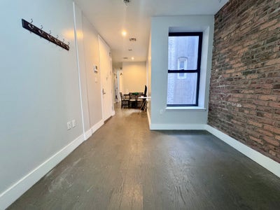 Rooms in Beautiful 4 Bed 1.5 Bath in Ridgewood! Main Photo