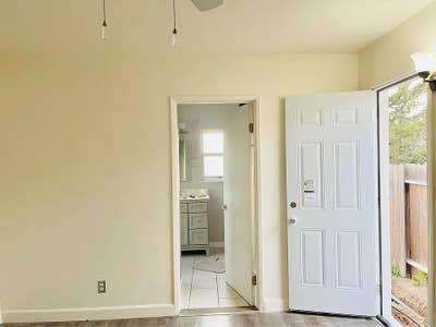 Big Private Master bedroom with private entrance ! Main Photo