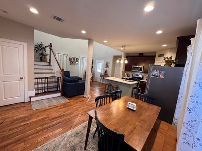 Affordable Rooms in a Large Home - Great Location Main Photo