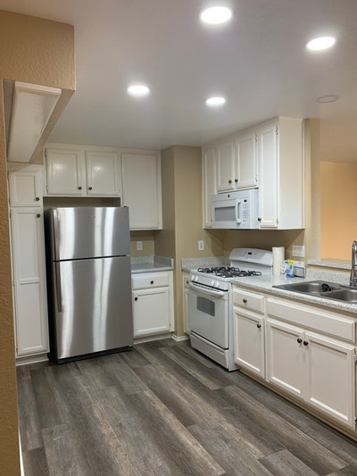 Charming downstairs 1 Bed 1 Bathroom condo gated c Main Photo