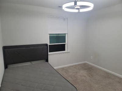 Lake view 11'4" x 10' guest room with 1 Gig wifi Main Photo