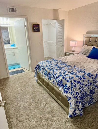 Large Rool Private Entrance’ Bath’ Renovated Unit Main Photo