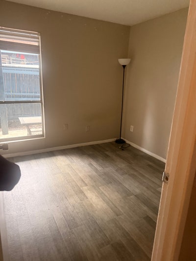 Looking for roommate  Main Photo