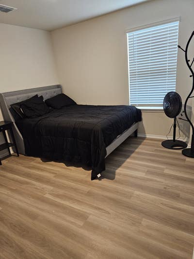 Private room for rent to female available now Main Photo
