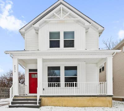 Luxurious Home Rental_Fully Furnished_Walk to Cle Main Photo