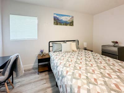 Live in Temple Crest, a 4 minute walk to transit s Main Photo