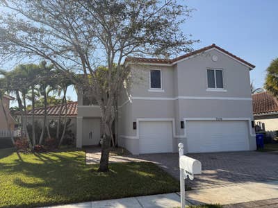 Large prvt room available  Main Photo