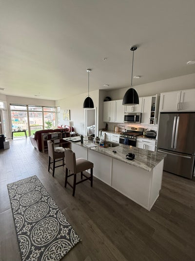 Looking for Roommate to take over extra room Main Photo