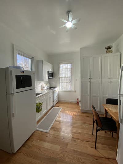 2 min walk to subway - 15 mins to Grand Central Main Photo