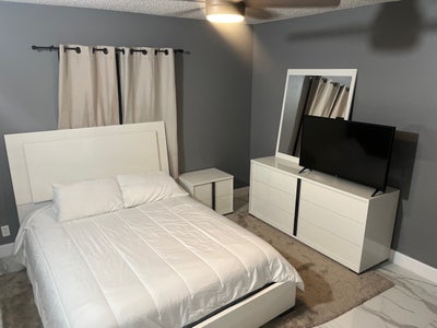 Large modern Room Main Photo