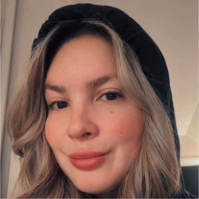 Female looking for a cozy place in the big city🤍 Main Photo