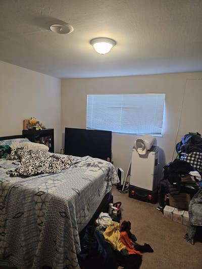 Looking for tenent(s) to take master bedroom Main Photo