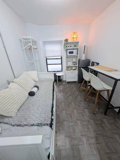 Furnished bedroom w/private bathroom  Main Photo