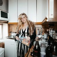 Reliable woman looking for a room in Burbank Main Photo