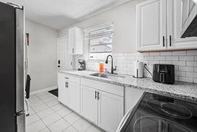 🚌 10 SECOND Walk to Bus Stop  Smart TVs ️ Mini Fr Main Photo