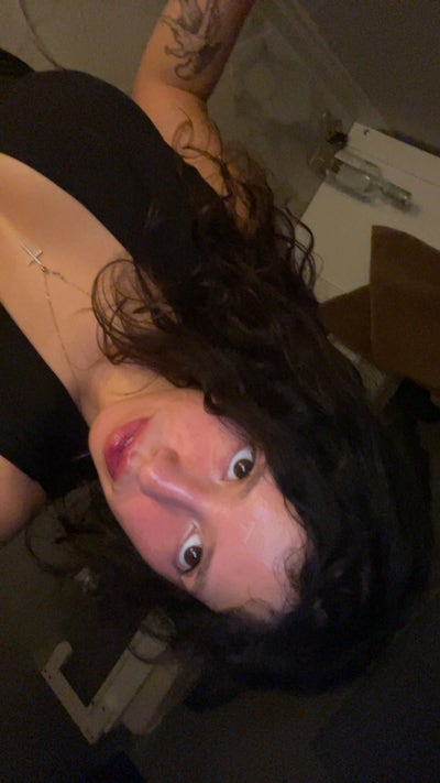 Female student looking for a room in Anaheim Main Photo