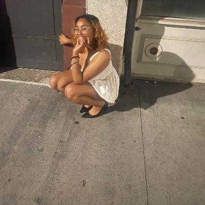 Professional Female seeks a small or large room Main Photo