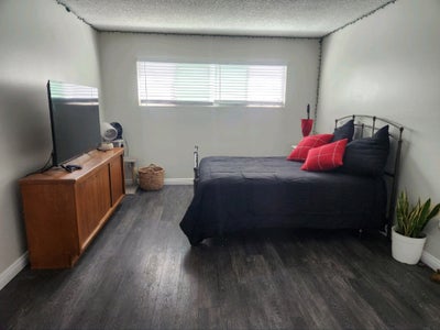 Big room in Long Beach available from 04/01 Main Photo