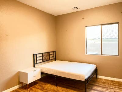 Private Downstairs Bedroom in Spacious home in No Main Photo