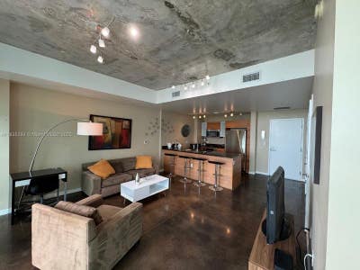 Beautifully appointed studio in the heart of Midto Main Photo