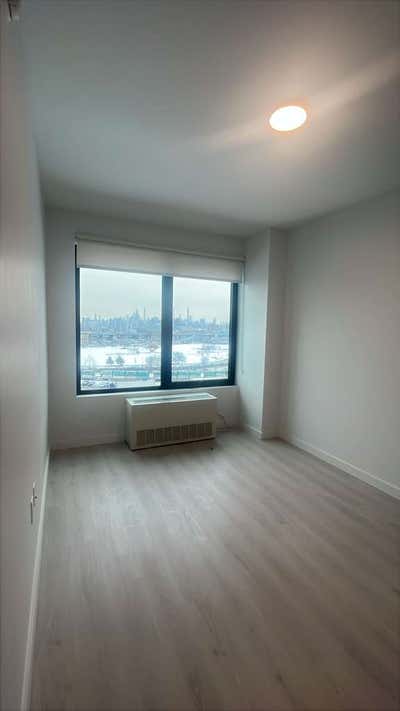  Large private room in 3 BED, 2 BATH Main Photo