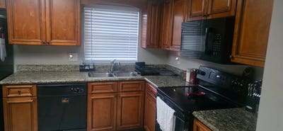 Share my house and enjoy our private pool Main Photo