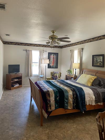 Room for Rent in large home on half an acre Main Photo