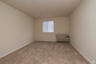 Large bedroom in 2 bedroom apartment Main Photo