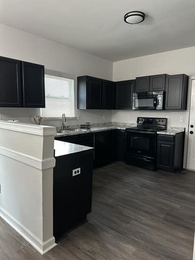 Huge Furnished Room in Spacious Home – Prime City  Main Photo