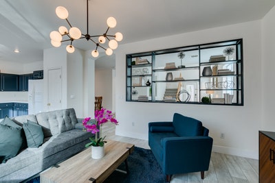 Cheerful Queen size bedroom with private bathroom Main Photo