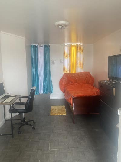 Large room available now private entry Main Photo