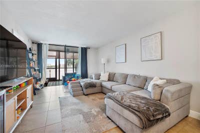 Clean Quiet Room w/Private Bath Main Photo