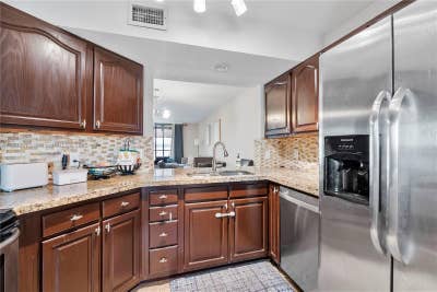 Clean Quiet Room w/Private Bath in Gated Community Main Photo