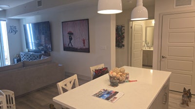 Top floor 1 bedroom w/den 1000sqft Main Photo