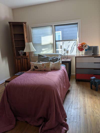 Looking for female who works or school  part time Main Photo