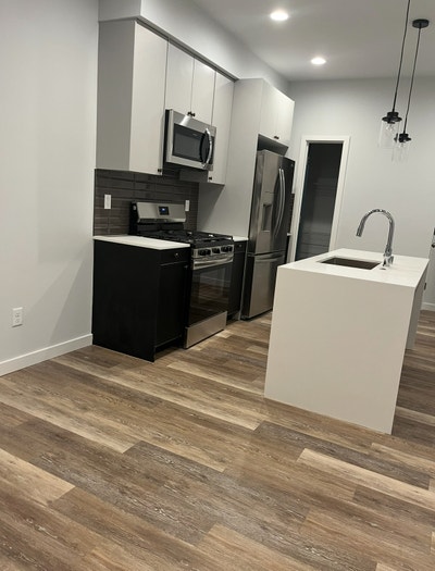 A modern room  for rent in West Seattle Main Photo