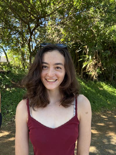 Woman looking for a room with private bathroom Main Photo