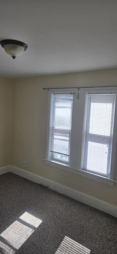 A Room for Rent with Everything Included Main Photo