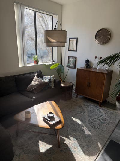 Bright and spacious room for rent in Ktown Main Photo