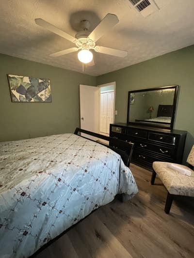 Spacious, peaceful home for working adults Main Photo