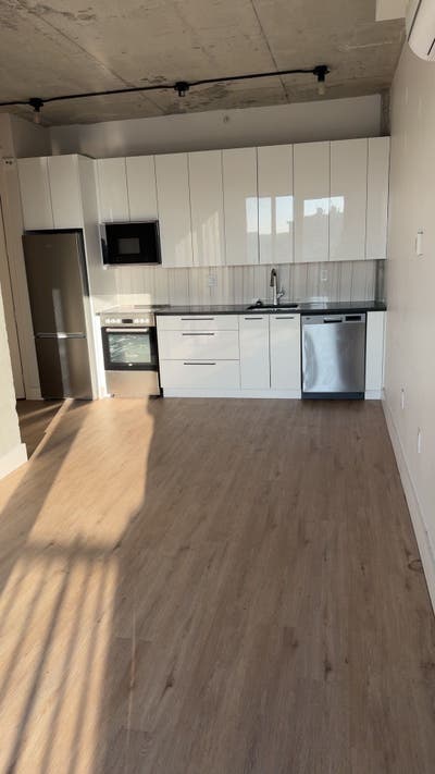 #825 2 bed 1 bath HUGE top floor apartment views o Main Photo