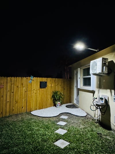 Independent entrance room in W Boca Main Photo