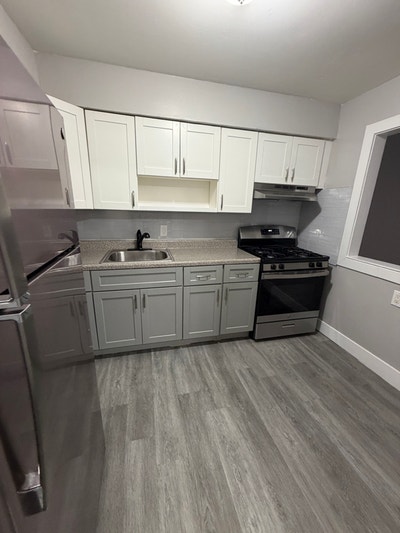 Beautiful One Bedroom Apartment Now Available In O Main Photo