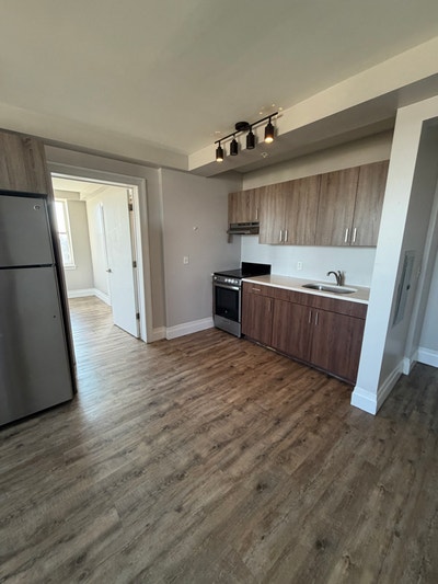 Beautiful One Bedroom Apartment Now Available In E Main Photo